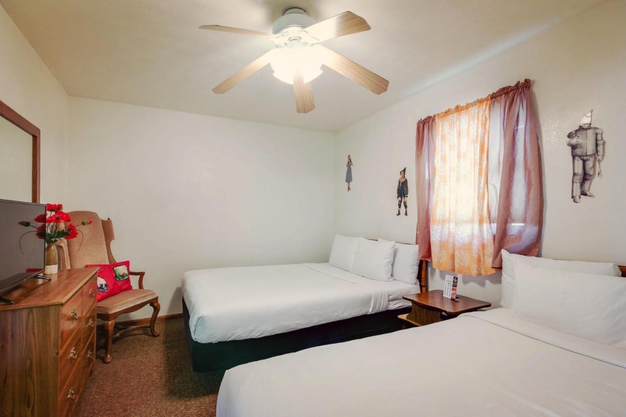 Simmer Motel Wamego Dış mekan fotoğraf